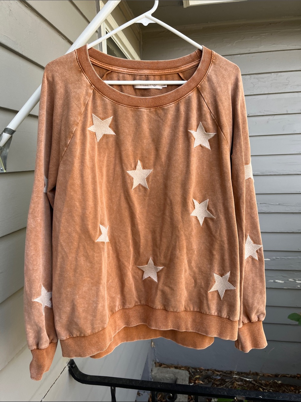Women's Star-Embroidered Scoop Neck Sweatshirt in Rust